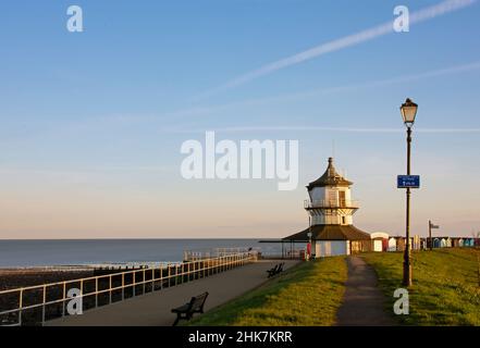 Harwich Low Lighthouse und Maritime Museum entlang der Küstenpromenade bei Sonnenuntergang in North Essex, England. Stockfoto