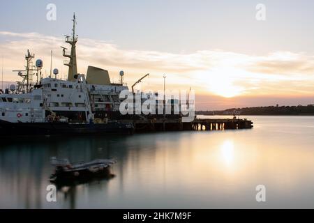 Trinity House Schiff THV Patricia, ein Boje-Legeschiff, dockte im Hafen von Harwich bei Sonnenuntergang am Fluss Stour in Harwich & Dovercourt, Essex, Großbritannien Stockfoto