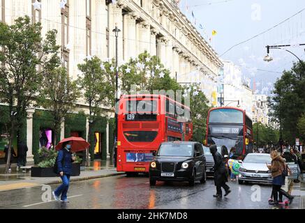 Regnerisches Wetter vor Selfridges in der Oxford Street während der Coronavirus-Pandemie in London, Großbritannien Stockfoto