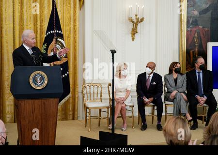 Washington, Vereinigte Staaten. 02nd. Februar 2022. US-Präsident Joe Biden spricht und First Lady Dr. Jill Biden, Dr. Edjah Nduom, Associate Professor, Department of Neurosurgery, Emory University School of Medicine, US-Vizepräsidentin Kamala Harris und ihr Mann, zweiter Gentleman Douglas Emhoff, hören bei einer Veranstaltung zur Wiederentfachen des Krebs-Moonshot in Washington, USA am 2. Februar 2022. Quelle: Yuri Gripas/Pool via CNP/dpa/Alamy Live News Stockfoto