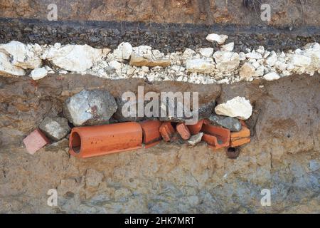 Freiliegende Entwässerungsrohre unter Straßenschichten Stockfoto