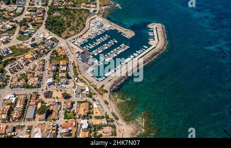 Luftaufnahme, Yachthafen und Club Nautico Colonia San Pedro, Dorfansicht Colonia de Sant Pere, Mallorca, Balearen, Balearen, Spanien, Stockfoto