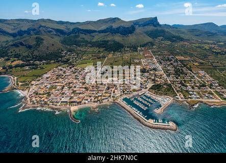 Luftaufnahme, Yachthafen und Club Nautico Colonia San Pedro, Dorfansicht Colonia de Sant Pere, Mallorca, Balearen, Balearen, Spanien, Stockfoto