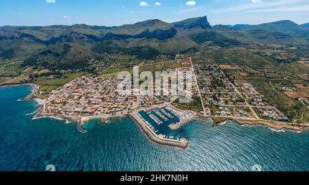 Luftaufnahme, Yachthafen und Club Nautico Colonia San Pedro, Dorfansicht Colonia de Sant Pere, Mallorca, Balearen, Balearen, Spanien, Stockfoto