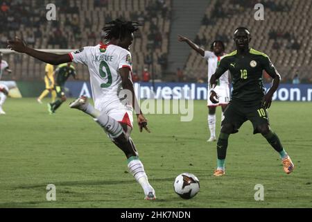 Yaounde, Kamerun. 02nd. Februar 2022. Issa Kabore (L) von Burkina Faso und Sadio Mane von Senegal kämpfen beim Halbfinale des Afrika-Cup der Nationen 2021 zwischen Burkina Faso und Senegal im Ahmadou-Ahidjo-Stadion um den Ball. Quelle: Ayman Aref/dpa/Alamy Live News Stockfoto