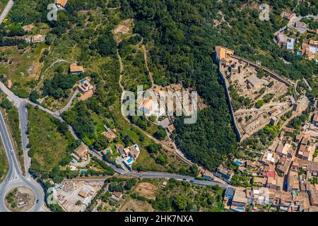 Luftaufnahme, Schloss und Kirche Castell de Capdepera, Capdepera, Balearen, Mallorca, Balearen, Spanien, Ort der Anbetung, Schloss, es, Euro Stockfoto