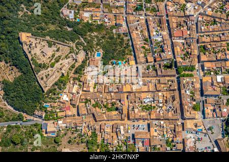 Luftaufnahme, Schloss und Kirche Castell de Capdepera, Capdepera, Balearen, Mallorca, Balearen, Spanien, Ort der Anbetung, Schloss, es, Euro Stockfoto