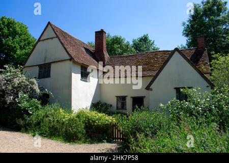 Das ländliche englische Willy Lott's Cottage aus dem 16. Jahrhundert in Flatford, das vom National Trust in Suffolk, England, betrieben wird. Stockfoto