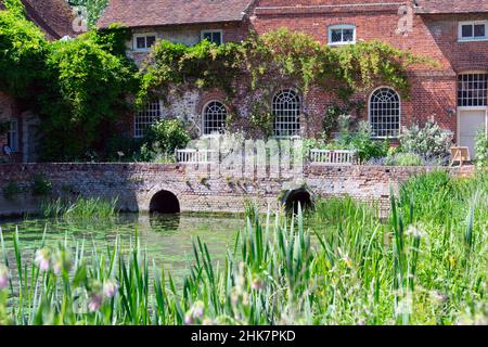 Torbögen unter dem Pfad führen in den Teich, der Teil des River Stour bei Flatford Mill ist und vom National Trust in Suffolk, England, betrieben wird. Stockfoto