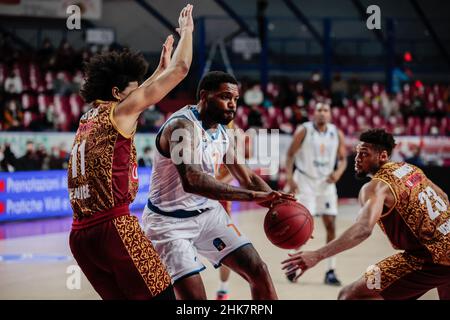 Venedig, Italien. 02nd. Februar 2022. Sindarius Thornwell (Ratiopharm ULM) während Umana Reyer Venezia gegen Ratiopharm Ulm, Basketball EuroCup Championship in Venedig, Italien, Februar 02 2022 Quelle: Independent Photo Agency/Alamy Live News Stockfoto