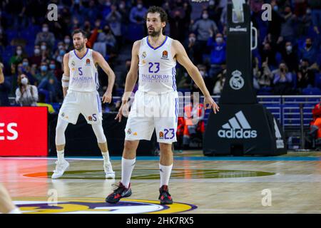 Madrid, Spanien. 02nd. Februar 2022. 2nd. Februar 2022; Wizink Center; Madrid; Spanien; Turkish Airlines Euroleague Basketball; Real Madrid gegen Olympiacos Piraeus; Sergio Llull (Madrid) für drei Feierlichkeiten zum 900. Geburtstag/Cordon Press Credit: CORDON PRESS/Alamy Live News Stockfoto