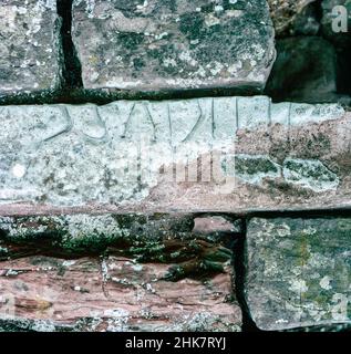 Caerleon in der Nähe von Newport, Wales - Ruinen einer Legionärsfestung für die römische Legion Augusta aus dem Jahr 2nd. Centurialstein aus der Amphitheatre-Mauer. Archivscan von einem Dia. Oktober 1975. Stockfoto