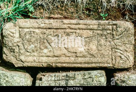 Caerleon in der Nähe von Newport, Wales - Ruinen einer Legionärsfestung für die römische Legion Augusta aus dem Jahr 2nd. Centurialstein aus der Amphitheatre-Mauer. Archivscan von einem Dia. Oktober 1975. Stockfoto