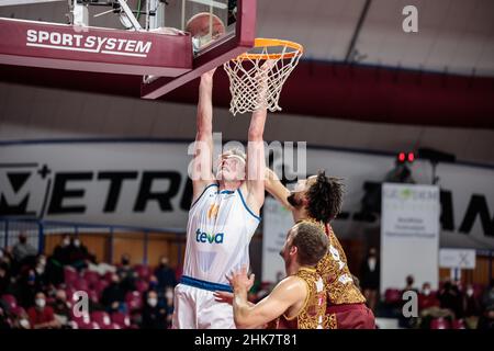 Palasport Taliercio, Venedig, Italien, 02. Februar 2022, Philipp Herkenhoff (Ratiopharm ULM), Austin Daye (Umana Reyer Venezia) während der Umana Reyer Venezia gegen Ratiopharm Ulm - Basketball EuroCup Championship Stockfoto