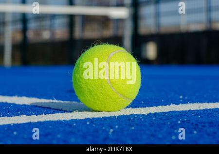 Bodenebenes Bild eines Balls auf einem blauen Paddel-Tennisplatz. Gesundes Sportkonzept. Stockfoto