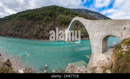 Die große gewölbte Steinbrücke von Plaka am Arachthos-Fluss, Tzoumerka, Griechenland. Stockfoto