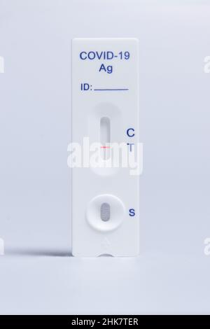 COVID-19 Virus Disease Healthcare Check,Coronavirus globale Pandemieausbruchskrise,Rapid Strep Test RST Kit, Quick Antigen Detection Testing RADT, NHS Stockfoto