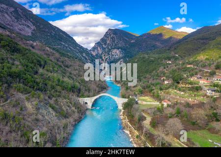 Die große gewölbte Steinbrücke von Plaka am Arachthos-Fluss, Tzoumerka, Griechenland. Stockfoto