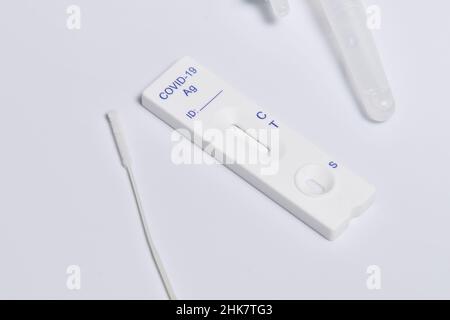 COVID-19 Virus Disease Healthcare Check,Coronavirus globale Pandemieausbruchskrise,Rapid Strep Test RST Kit, Quick Antigen Detection Testing RADT, NHS Stockfoto