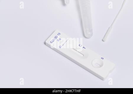 COVID-19 Virus Disease Healthcare Check,Coronavirus globale Pandemieausbruchskrise,Rapid Strep Test RST Kit, Quick Antigen Detection Testing RADT, NHS Stockfoto