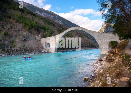 Die große gewölbte Steinbrücke von Plaka am Arachthos-Fluss, Tzoumerka, Griechenland. Stockfoto