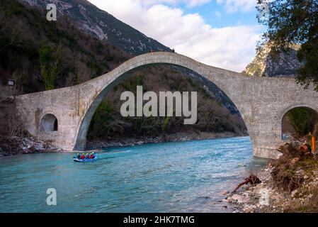 Die große gewölbte Steinbrücke von Plaka am Arachthos-Fluss, Tzoumerka, Griechenland. Stockfoto