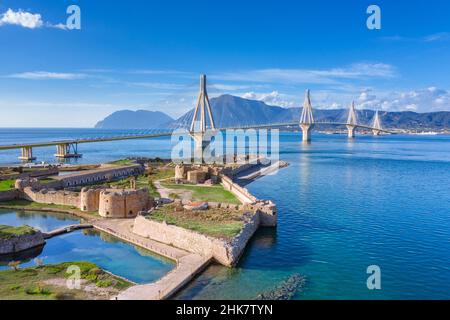 Die Rio-Antirrio-Brücke, offiziell die Charilaos Trikoupis-Brücke, die längste mehrspannige Kabelbrücke Griechenlands. Stockfoto