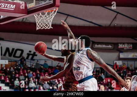 Venedig, Italien. 02nd. Februar 2022. Julyan Stone (Umana Reyer Venezia) und Sindarius Thornwell (Ratiopharm ULM) während Umana Reyer Venezia gegen Ratiopharm Ulm, Basketball EuroCup Championship in Venedig, Italien, Februar 02 2022 Quelle: Independent Photo Agency/Alamy Live News Stockfoto