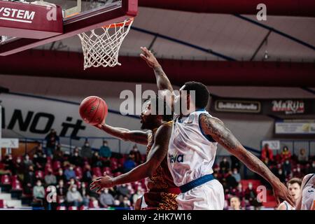 Palasport Taliercio, Venedig, Italien, 02. Februar 2022, Julyan Stone (Umana Reyer Venezia) und Sindarius Thornwell (Ratiopharm ULM) während der Umana Reyer Venezia gegen Ratiopharm Ulm - Basketball EuroCup Meisterschaft Stockfoto