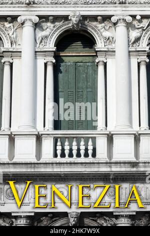 Poster mit Fenster, Säulen, Skulptur und Detail des Dogenpalastes, Venedig, 2017. Stockfoto