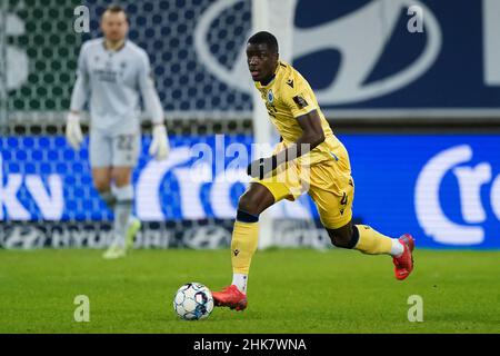 GENT, BELGIEN - 2. FEBRUAR: Stanley Nsoki vom Club Brugge dribbelt mit dem Ball während des Croky Cup Halbfinale 1st Leg Match zwischen KAA Gent und Club Brugge in der Ghelamco Arena am 2. Februar 2022 in Gent, Belgien (Foto: Jeroen Meuwsen/Orange Picches) Stockfoto