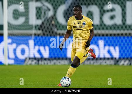 GENT, BELGIEN - 2. FEBRUAR: Stanley Nsoki vom Club Brugge dribbelt mit dem Ball während des Croky Cup Halbfinale 1st Leg Match zwischen KAA Gent und Club Brugge in der Ghelamco Arena am 2. Februar 2022 in Gent, Belgien (Foto: Jeroen Meuwsen/Orange Picches) Stockfoto