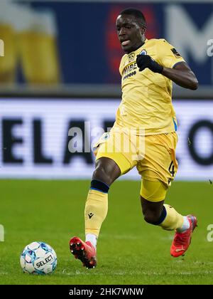 GENT, BELGIEN - 2. FEBRUAR: Stanley Nsoki vom Club Brugge dribbelt mit dem Ball während des Croky Cup Halbfinale 1st Leg Match zwischen KAA Gent und Club Brugge in der Ghelamco Arena am 2. Februar 2022 in Gent, Belgien (Foto: Jeroen Meuwsen/Orange Picches) Stockfoto