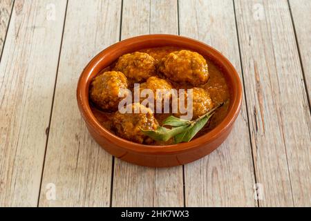 Leckere Fleischbällchen in spanischer Sauce. Um dieses Gericht mehr und besser zu genießen, werden wir die Fleischbällchen mit Alpujarreño-Brot, traditionellem Brot fr Stockfoto