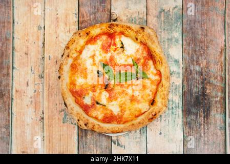 Margarita Pizza ist eine typische neapolitanische Pizza mit Tomaten, Mozzarella, frischem Basilikum, Salz und Öl. Es ist die beliebteste neapolitanische Pizza, zusammen Stockfoto