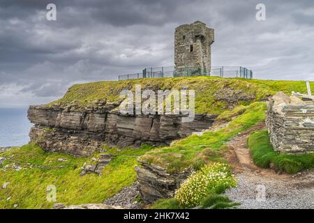 Old Moher Tower on Hags Head am südlichen Ende der berühmten Cliffs of Moher, beliebte Touristenattraktion, Wild Atlantic Way, UNESCO, Clare, Irland Stockfoto