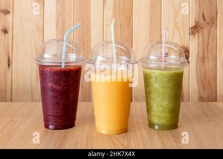 Verschiedene Smoothies ein cremiges alkoholfreies Getränk aus Fruchtstückchen und Säften, konzentriert oder gefroren, traditionell mit Milchprodukten gemischt, Stockfoto