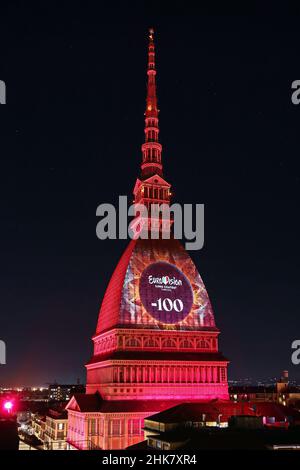 Logo des Eurovision Song Contest auf der Mole Antoneliana. Die Ausgabe 66th findet im Mai 2022 in Turin statt. Turin, Italien - Februar 2022 Stockfoto