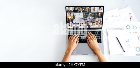 Online-Geschäftstreffen, Briefing, Finanzseminar. Auf dem Laptop-Bildschirm versammelten sich mehrere Rassen in einer Videokonferenz, um Ideen und Planungsstrategien zu diskutieren. Platz kopieren, Modellkonzept Stockfoto