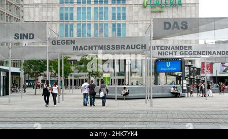 Wir sind die Menschen! - Ausstellung auf dem Alexanderplatz in Berlin im Juni 2009, anlässlich des 20th. Jahrestages der friedlichen Revolution in der DDR. Stockfoto