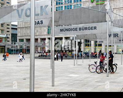 Open-Air-Ausstellung auf dem Alexanderplatz in Berlin anlässlich des 20th. Jahrestages der friedlichen Revolution in der DDR Stockfoto