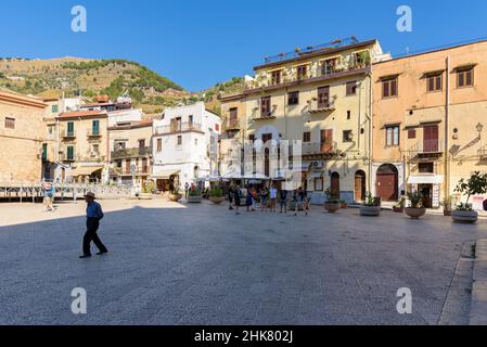 Monreale, Sizilien, Italien - 26. August 2017: Touristen warten auf dem Stadtplatz von Guglielmo II vor der Kathedrale von Monreale Stockfoto