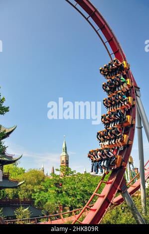 The Demon Rollercoaster Ride, Tivoli Gardens, Kopenhagen (Kobenhavn), Königreich Dänemark Stockfoto