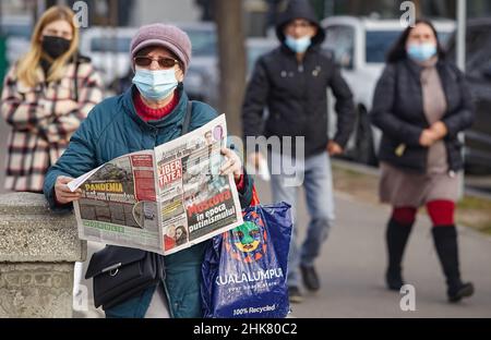 Bukarest, Rumänien - 02. Februar 2022: "Moskau im Zeitalter des Putinismus" ist die Schlagzeile auf der Titelseite der Zeitung Libertatea, die eine Frau r Stockfoto