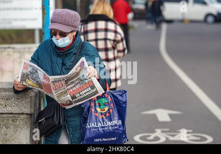 Bukarest, Rumänien - 02. Februar 2022: "Moskau im Zeitalter des Putinismus" ist die Schlagzeile auf der Titelseite der Zeitung Libertatea, die eine Frau r Stockfoto