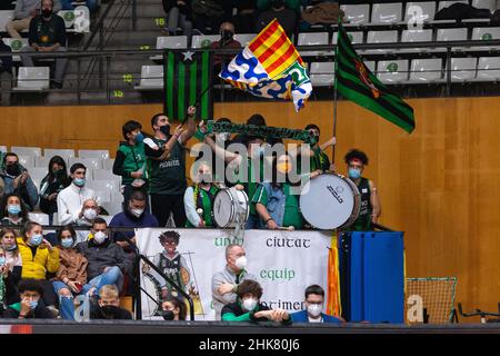 Badalona, Spanien. 2nd. Februar 2022. Die Suporter von Joventut Badalona während des 7-tägigen Eurocup-Spiels zwischen Club Joventut Badalona und Partizan NIS Belgrade im Palau Olimpic de Badalona in Barcelona. (Bild: © David Ramirez/DAX via ZUMA Press Wire) Stockfoto