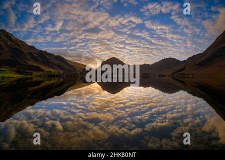 Das Licht am frühen Morgen kurz nach Sonnenaufgang reflektiert Wolken über Buttermere im Lake District, Großbritannien Stockfoto