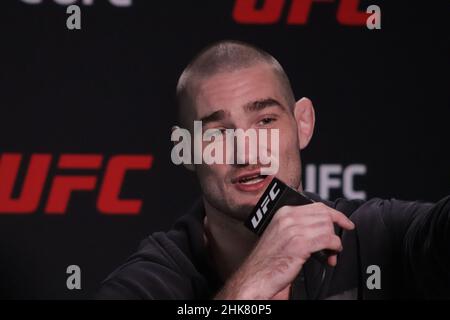 LAS VEGAS, NV - 2. FEBRUAR: Sean Strickland interagiert während des UFC Vegas 47 mit Medien: Hermansson gegen Strickland Media Day bei der UFC Apex am 2. Februar 2022 in Las Vegas, Nevada, USA. (Foto von Diego Ribas/PxImages) Stockfoto