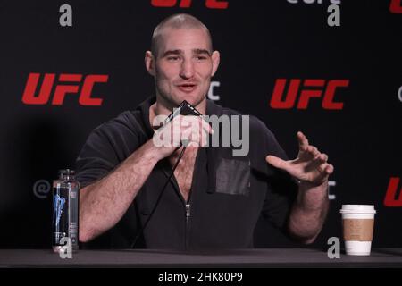 LAS VEGAS, NV - 2. FEBRUAR: Sean Strickland interagiert während des UFC Vegas 47 mit Medien: Hermansson gegen Strickland Media Day bei der UFC Apex am 2. Februar 2022 in Las Vegas, Nevada, USA. (Foto von Diego Ribas/PxImages) Stockfoto