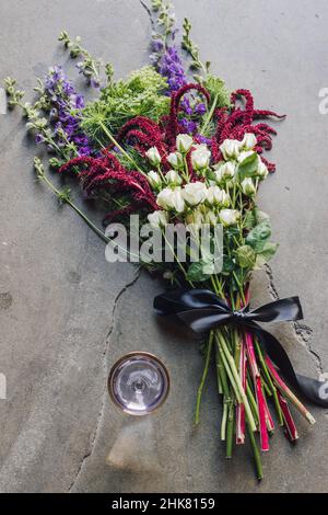 Großer Blumenstrauß mit Arsenic und Old Lace, klassischem Cocktail in Lila und Gold Stockfoto